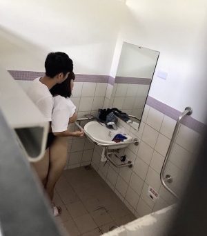 广东财经大学华商学院 几百人看两人厕所啪 一炮而红